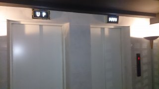 HOTEL 1H2O 横田Base(瑞穂町/ラブホテル)の写真『エレベーター、上り用、下り用』by おむすび