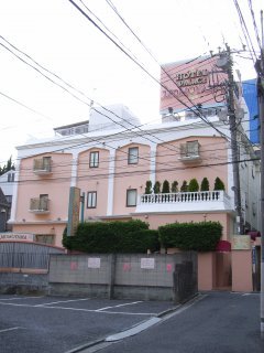 HOTEL PALACE MOMOYAMA（パレスモモヤマ）(北区/ラブホテル)の写真『昼の外観（東から）』by ホテルレポったー