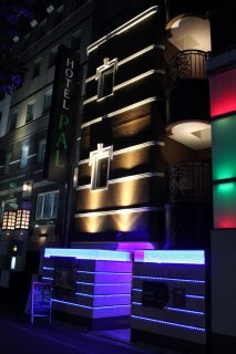 ホテル パル新宿店(新宿区/ラブホテル)の写真『夜の外観１（側面）』by スラリン