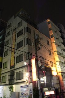 閉店？したホテル(ID:18808)(新宿区/ラブホテル)の写真『夜の外観２』by スラリン