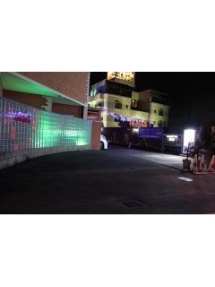 アリエル(瑞穂町/ラブホテル)の写真『夜の駐車場入口』by スラリン
