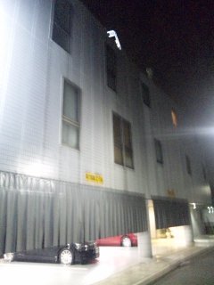 千月（ちげつ）(横浜市南区/ラブホテル)の写真『夜の外観と駐車場』by 郷ひろし（運営スタッフ）