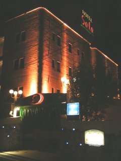 HOTEL Sala(サラ)(相模原市/ラブホテル)の写真『夜の外観（裏口側）』by もんが～