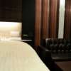 Hotel Let's(ホテル レッツ)(さいたま市大宮区/ラブホテル)の写真『308号室のベッドとソファ』by 毎日がエブリデイ