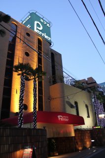 HOTEL Perrier(ペリエ)(新宿区/ラブホテル)の写真『夜の外観３』by スラリン