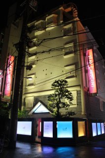 スタークレセント(渋谷区/ラブホテル)の写真『夜の外観２（正面）』by スラリン