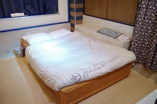 サザンクロス(新宿区/ラブホテル)の写真『502号室 ベッド』by マーケンワン