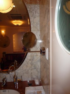 Aurorra(オーロラ)(あきる野市/ラブホテル)の写真『7号室洗面台補助ミラー』by スラリン
