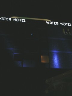 WATERHOTEL Mw（ウォーターホテルムゥ）(さいたま市岩槻区/ラブホテル)の写真『夜の外観』by もんが～