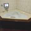 PLAZA K(プラザＫ)(八王子市/ラブホテル)の写真『401号室、二人並んで脚を伸ばして浸かれる程の大きな浴槽と浴室テレビ』by もんが～
