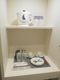 ホテル プルメリア青梅(青梅市/ラブホテル)の写真『301号室、電気ケトルとお茶セット、サービスのミネラルウォーターも2本ありました。』by もんが～