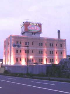 HOTEL Sala(サラ)(相模原市/ラブホテル)の写真『朝の外観』by もんが～
