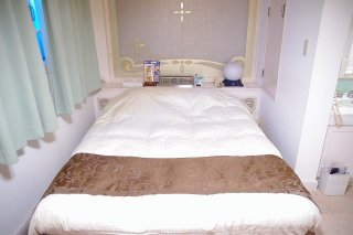 シャトン(新宿区/ラブホテル)の写真『205号室 ベッド』by マーケンワン