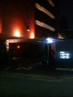WANDOO(ワンドゥ)(相模原市/ラブホテル)の写真『夜の駐車場入り口（8台）』by ごえもん（運営スタッフ）