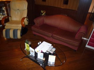 グランドカリビアンリゾートホテル(所沢市/ラブホテル)の写真『209号室椅子＆机』by スラリン