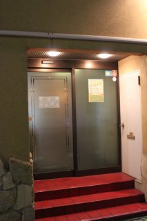 閉店？したホテル(ID:21215)(江戸川区/ラブホテル)の写真『夜の入口（近景）』by スラリン