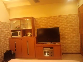ホテルUNS(ユーエヌエス)(戸田市/ラブホテル)の写真『102号室TVと収納棚冷蔵庫などが棚の中に入っています』by まさおじさん
