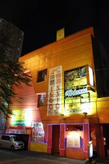 おとぼけビーバー札幌(札幌市中央区/ラブホテル)の写真『夜の外観』by スラリン