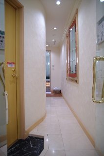 HOTEL STATION 迎賓館(台東区/ラブホテル)の写真『501号室 浴室へ続く廊下』by マーケンワン