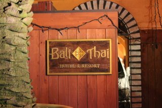 Hotel Bali&Thai 福生店(福生市/ラブホテル)の写真『入口エンブレム』by スラリン