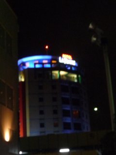 リゾートタワーホテル ラ・フェスタ(瑞穂町/ラブホテル)の写真『夜の外観』by スラリン