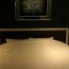 オリオン(立川市/ラブホテル)の写真『303号室  ベッド、左側サイドパネル、右側照明』by ハンプティ・ダンプティ