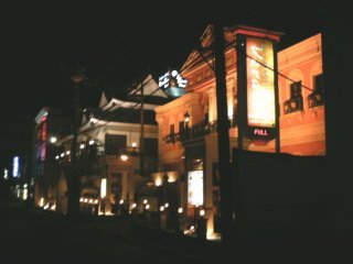 ホテル Verace(ベラーチェ)(厚木市/ラブホテル)の写真『夜の外観』by もんが～