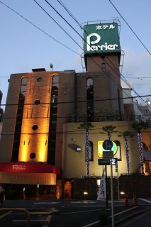 HOTEL Perrier(ペリエ)(新宿区/ラブホテル)の写真『夜の外観２』by スラリン