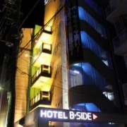 B-SIDE(品川区/ラブホテル)の写真『夜の外観２』by スラリン