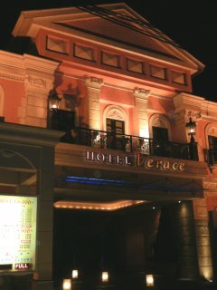 ホテル Verace(ベラーチェ)(厚木市/ラブホテル)の写真『夜の外観』by もんが～