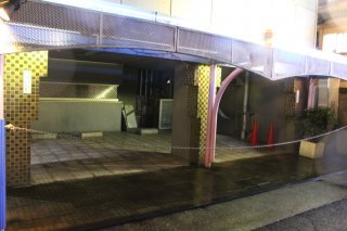 HOTEL R-25(渋谷区/ラブホテル)の写真『夜の駐車場入口』by スラリン