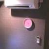 HOTEL LAGUNA INN（ラグナイン）(八王子市/ラブホテル)の写真『304号室、エアコンと掛時計』by もんが～