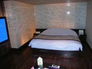 アラウダリゾート国立(国立市/ラブホテル)の写真『209号室 ベッド』by ホテルレポったー