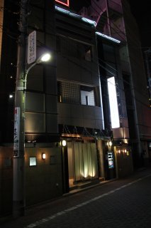 HOTEL Lapis（ラピス）(大田区/ラブホテル)の写真『夜の外観』by スラリン