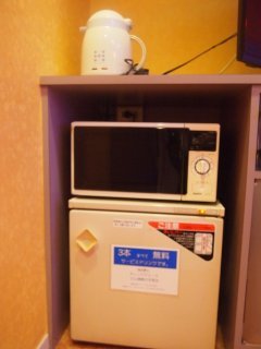 ホテルFOXY(台東区/ラブホテル)の写真『303号室、冷蔵庫と電子レンジなど』by 名無しさん（ID:4403）