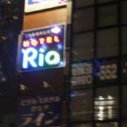 HOTEL Rio（リオ）(全国/ラブホテル)の写真『夜の外観２』by スラリン