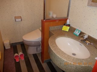ホテル ステーション本店(台東区/ラブホテル)の写真『411号室トイレ、洗面台』by チョッパー