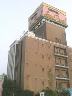Hotel Sun Pearl（サンパール）(川越市/ラブホテル)の写真『昼の外観』by もんが～