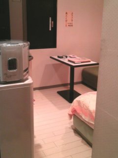 マリオネットアイネ(八王子市/ラブホテル)の写真『213号室（入口から撮影、少し狭めな部屋でした）』by もんが～