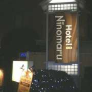 HOTEL Ninomaru(二の丸)(横浜市都筑区/ラブホテル)の写真『夜の入り口付近』by もんが～