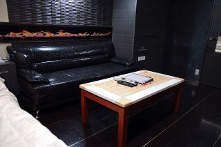ベネチアン(渋谷区/ラブホテル)の写真『503号室 ソファーとテーブル』by マーケンワン