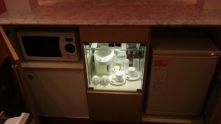 オリオン(新宿区/ラブホテル)の写真『303号室左から電子レンジ、紅茶セット、冷蔵庫。冷蔵庫には有料のジュースやお酒があり、最下段には持ち込んだ物を置けるスペースあり。』by 春風拳