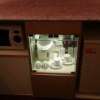 オリオン(新宿区/ラブホテル)の写真『303号室左から電子レンジ、紅茶セット、冷蔵庫。冷蔵庫には有料のジュースやお酒があり、最下段には持ち込んだ物を置けるスペースあり。』by 春風拳