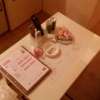 ニューぼたん(あきる野市/ラブホテル)の写真『115号室テーブルにはお茶とお菓子』by 春風拳