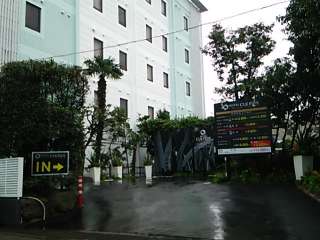 HOTEL CUE PLUS厚木(厚木市/ラブホテル)の写真『駐車場出入口』by 河童助平