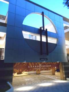 GRAND CARIBBEAN LUXURY HOTEL(所沢市/ラブホテル)の写真『ホテル裏側の出入り口』by もんが～