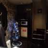 カラフルＰ＆Ａ新宿(新宿区/ラブホテル)の写真『８０２のシステム冷蔵庫電子レンジとバスルームへの階段』by まさおじさん