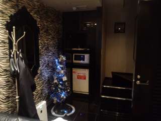 カラフルＰ＆Ａ新宿(新宿区/ラブホテル)の写真『８０２のシステム冷蔵庫電子レンジとバスルームへの階段』by まさおじさん