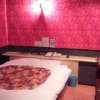 ニューポート(立川市/ラブホテル)の写真『105号室、ベッドとソファー』by たつみこ
