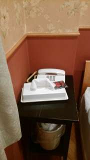 HOTEL K(新宿区/ラブホテル)の写真『410号室のベッド脇にある室内電話、ティッシュなど』by 名無しさん（ID:4403）
